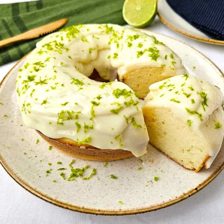 Bolo de limão fofinho com calda que derrete na boca e aroma irresistível