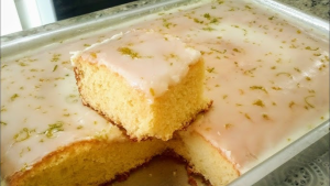 Bolo de ricota com laranja fofinho que derrete na boca e polvilhado com açúcar de confeiteiro