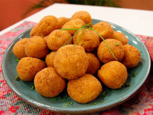 Bolinhos de batata com legumes crocantes por fora e macios por dentro que todo mundo pede bis