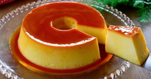 Pudim de queijo cremoso com calda caramelizada que derrete na boca