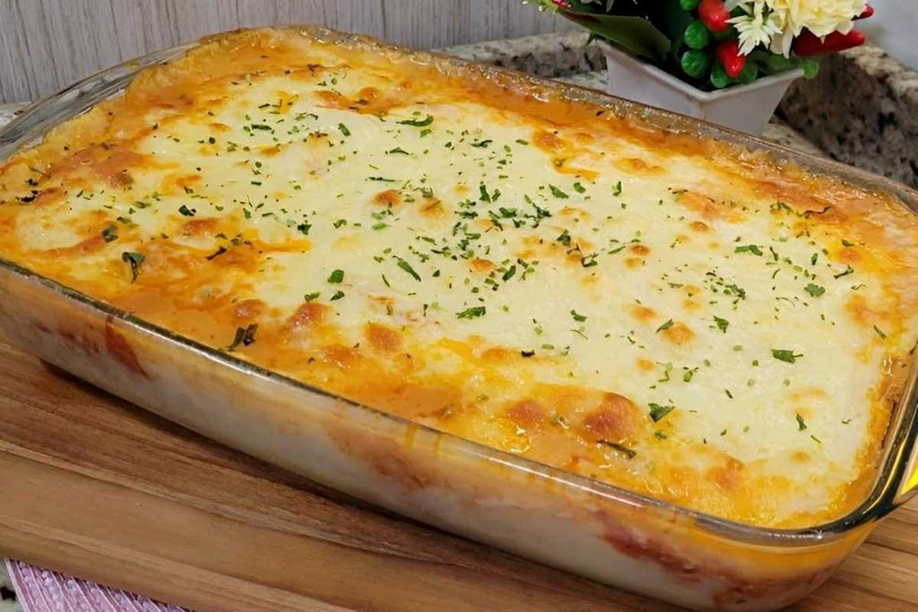 Batata recheada na travessa cremosa que rende muito e fica irresistível