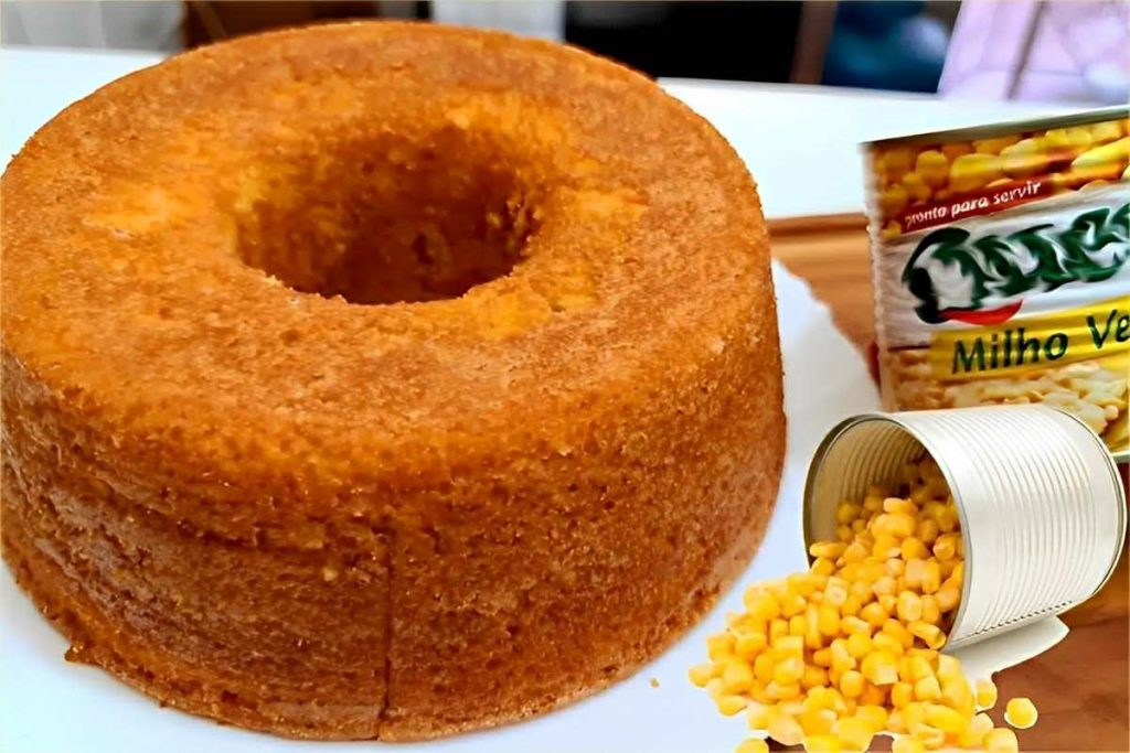 Bolo de milho cremoso que parece pamonha de tão fofinho e derrete na boca
