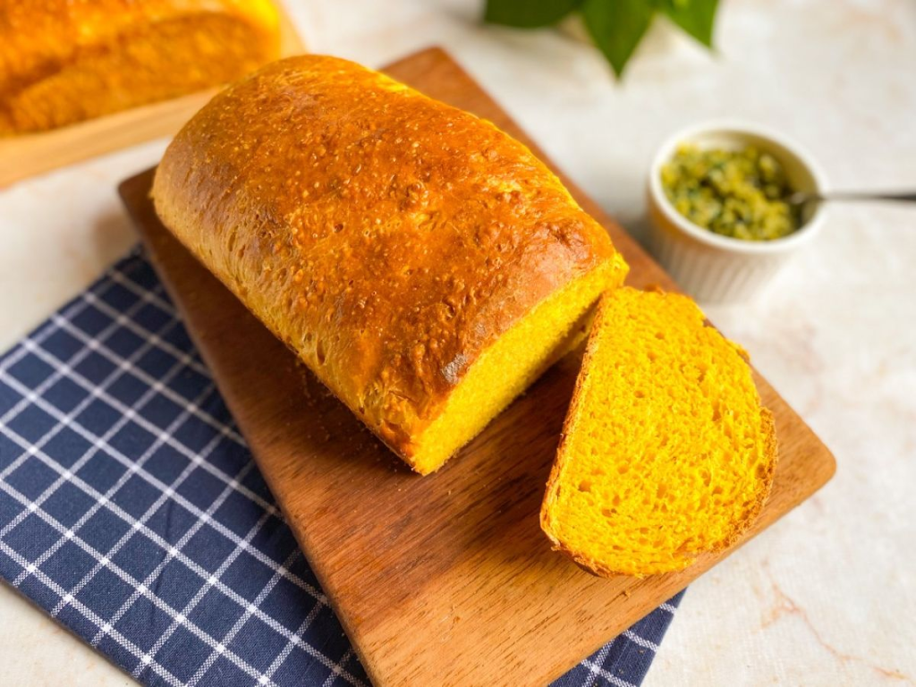 Pão de cenoura saudável fofinho que é o mais incrível que já fiz com aveia e sementes por cima