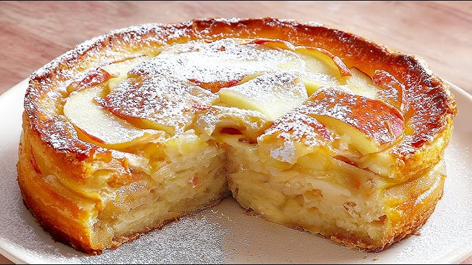 Torta de maçã cremosa com fatias douradas que derrete na boca e parece de confeitaria francesa