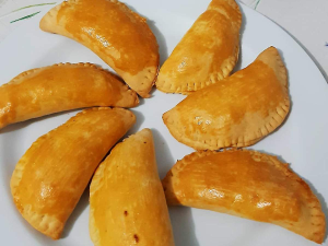 Pastel de forno crocante e irresistível que fica pronto em menos de uma hora com recheio que derrete na boca
