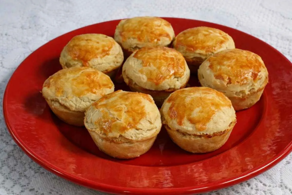 Empada de frango caseira que derrete na boca com recheio cremoso e massa crocante