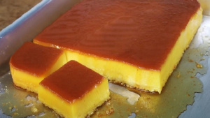 Pudim de pão de assadeira cremoso que transforma sobra em sobremesa de dar água na boca