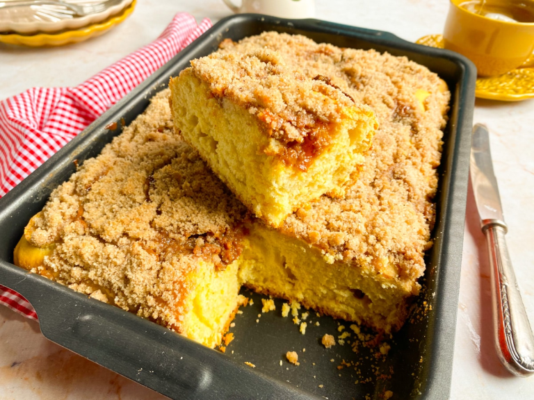 Cuca alemã fofinha com farofa crocante que lembra a cozinha da vó alemã no sul do Brasil