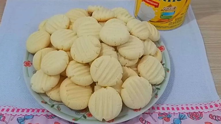 Biscoito amanteigado caseiro que derrete na boca com só 4 ingredientes simples