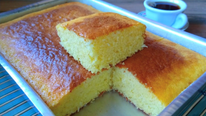 Bolo de fubá fofinho caseiro que combina perfeitamente com café e derrete na boca