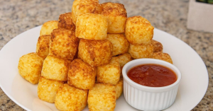 Dadinhos de queijo coalho crocantes por fora e derretendo por dentro que viram petisco irresistível